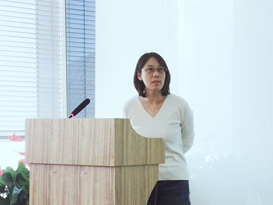 人站在门前形貌已自动天生