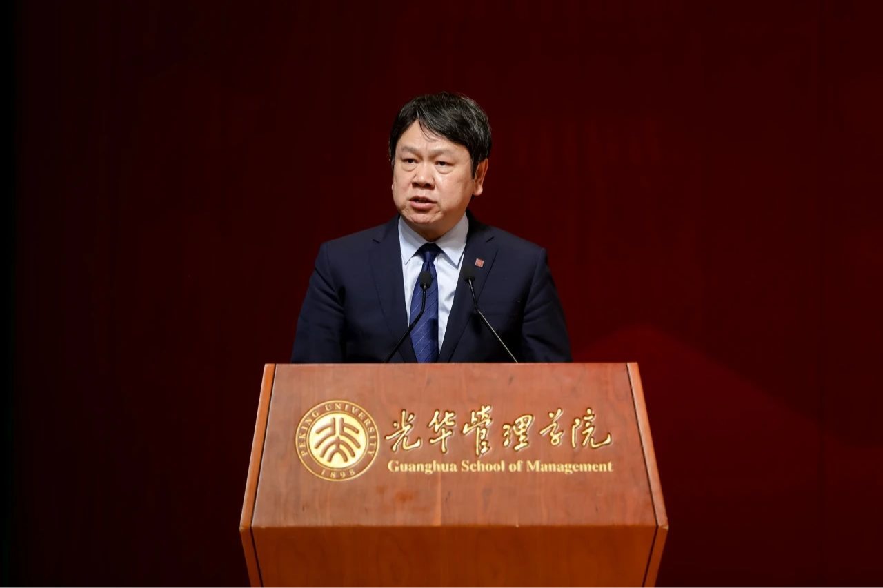 谦卑的头脑者丨北大加拿大pc28预测院长刘俏2024年开学仪式致辞